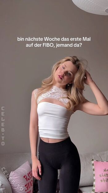 Full leaked Lea peach private onlyfans photo