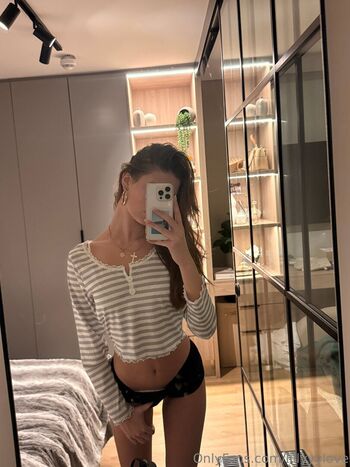 Full leaked Lilyloveeee private onlyfans photo