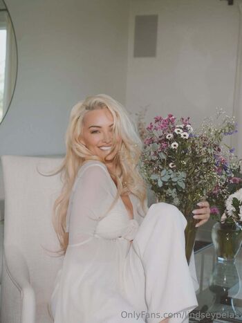 Full leaked Lindsey pelas  page private onlyfans photo