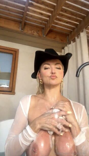 Full leaked Lindsey pelas  page private onlyfans photo