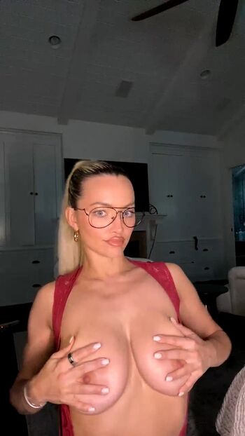 Full leaked Lindsey pelas page private onlyfans photo