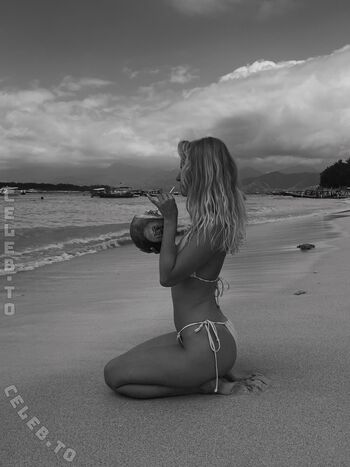 Full leaked Livingwithleenaa private onlyfans photo