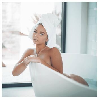 Full leaked Loeuwe private onlyfans photo