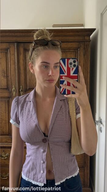 Full leaked Lottiefromuk private onlyfans photo