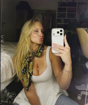Full leaked Loulou fbl page private onlyfans photo