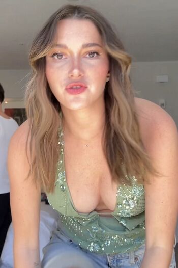 Full leaked Madeleinecwhite private onlyfans photo