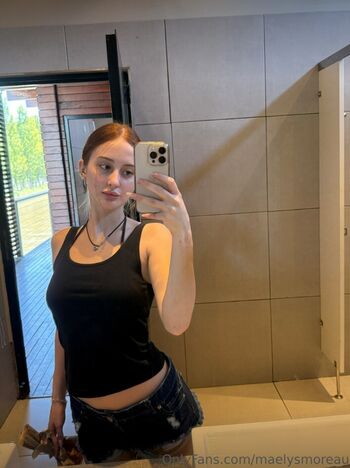Full leaked Maelysmoreau private onlyfans photo