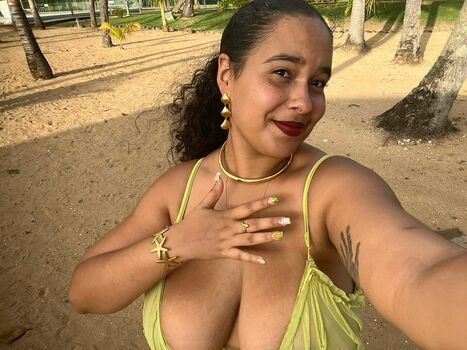 Full leaked Maissaine eml private onlyfans photo