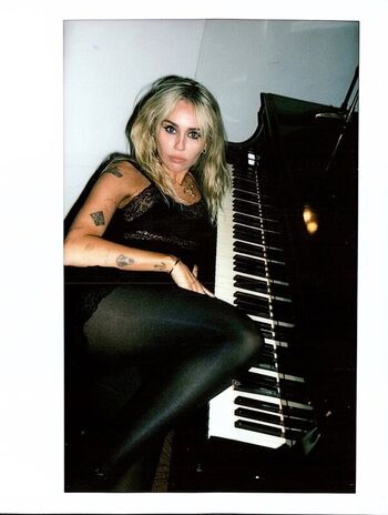 Full leaked Miley cyrus page private onlyfans photo