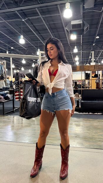 Mira_Khan