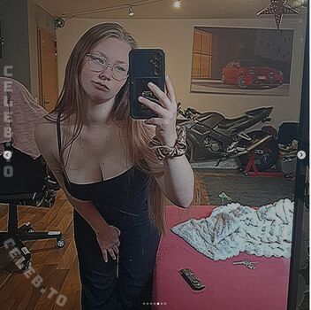 Full leaked Ossi mia private onlyfans photo