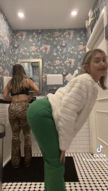 Full leaked Oturanwhozee private onlyfans photo