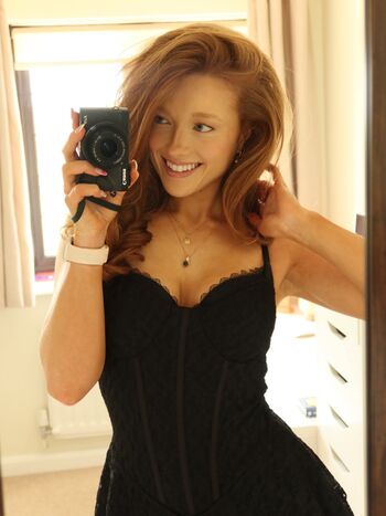 Full leaked Phoebeisginger private onlyfans photo