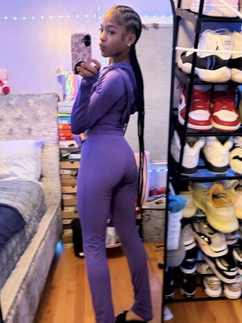 Full leaked Prettyissuee private onlyfans photo