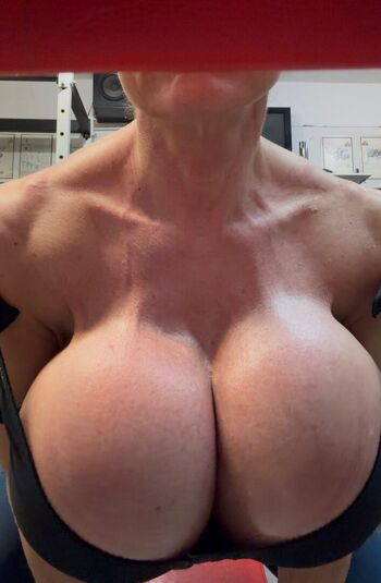 Full leaked Queenmuscleboobs private onlyfans photo
