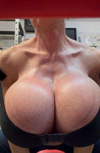 Full leaked Queenmuscleboobs private onlyfans photo