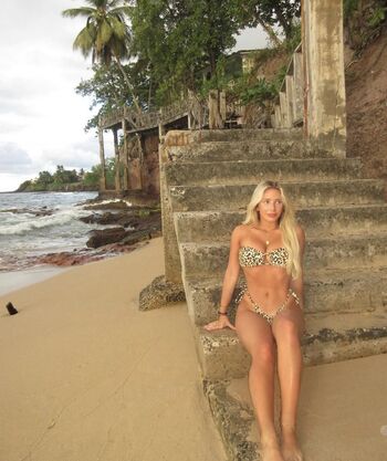 Full leaked Raylynrrose private onlyfans photo