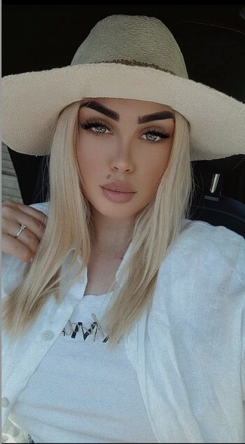 Full leaked Romanian girls private onlyfans photo