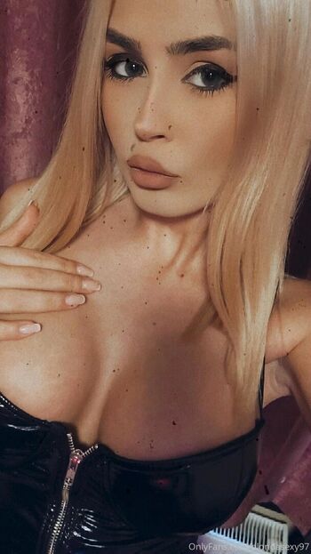 Full leaked Romanian girls private onlyfans photo