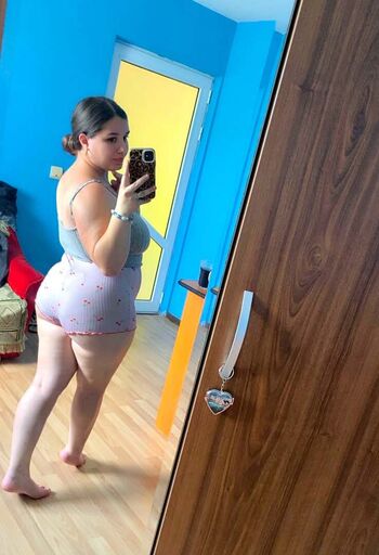 Full leaked Romanian girls page private onlyfans photo