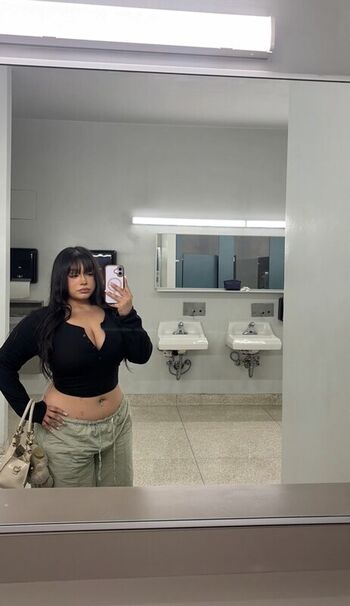Full leaked Saucyysuzzy private onlyfans photo