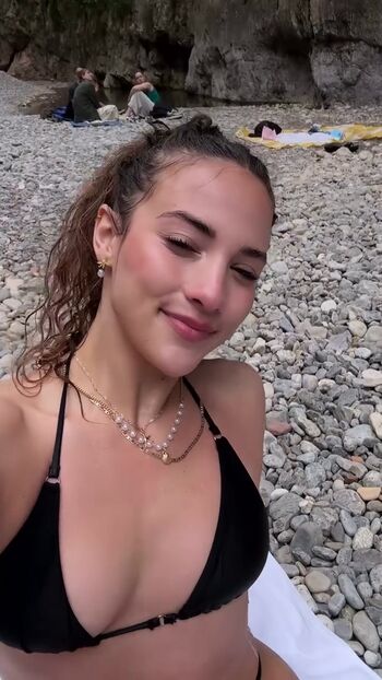 Sofie Dossi