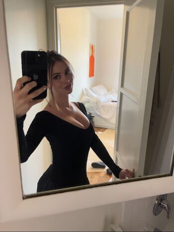 Full leaked Tui caro lister page private onlyfans photo