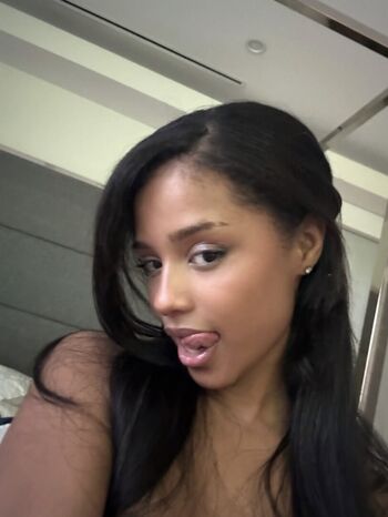 Full leaked Aluctoria/ private onlyfans photo