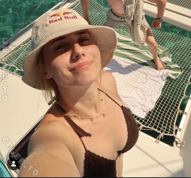 Full leaked Veylarenee private onlyfans photo