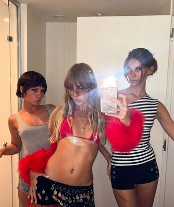 Victoria De Angelis sister