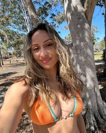 Violeta Dee