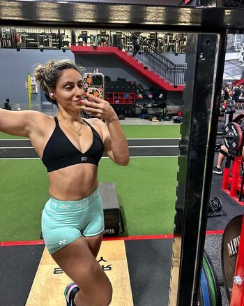 Violeta Dee