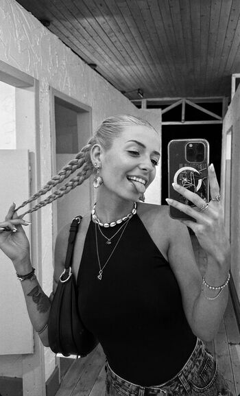 Full leaked Lari rossi/ private onlyfans photo