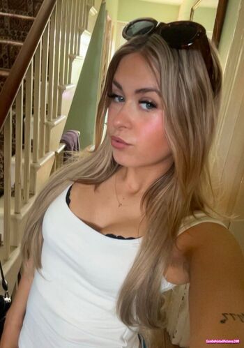 Full leaked Madamex / private onlyfans photo