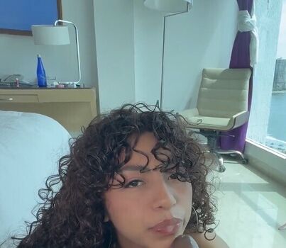 Full leaked Romanian girls/ private onlyfans photo