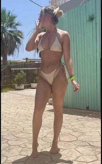 Full leaked Women in bikinis private onlyfans photo