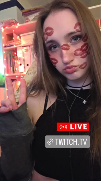 Full leaked Xxlaureliaxx private onlyfans photo