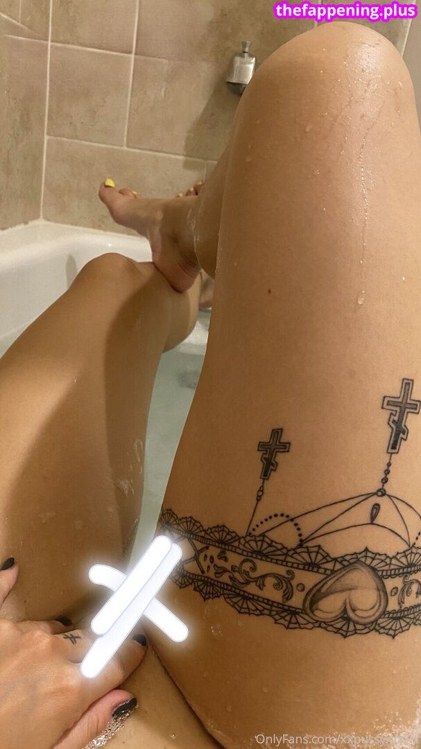 nadya tolokonnikova / nadyariot / pussyrrriot / xxpussyriotxx Fotografie OnlyFans Dezbrăcată #14