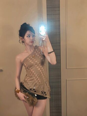 Full leaked Yuqi page private onlyfans photo
